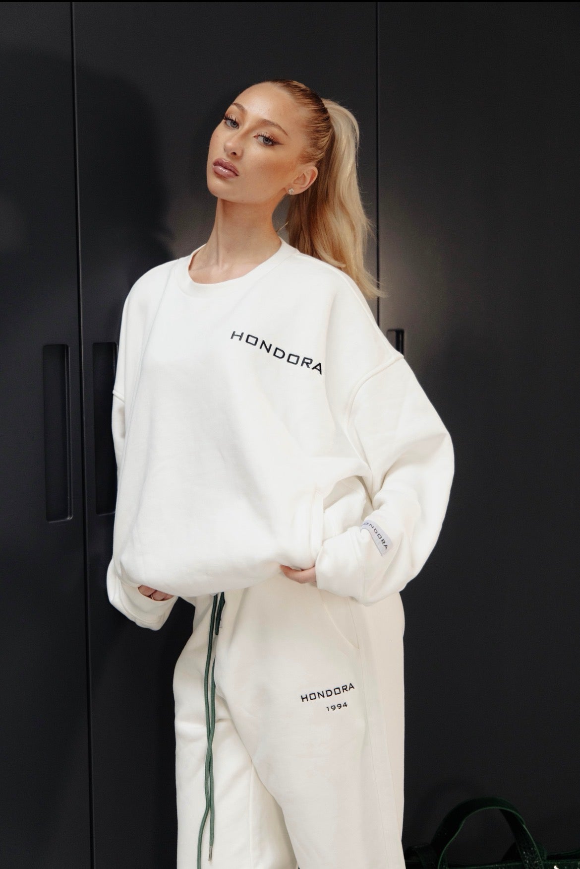 CLASSIC WHITE CREW NECK
