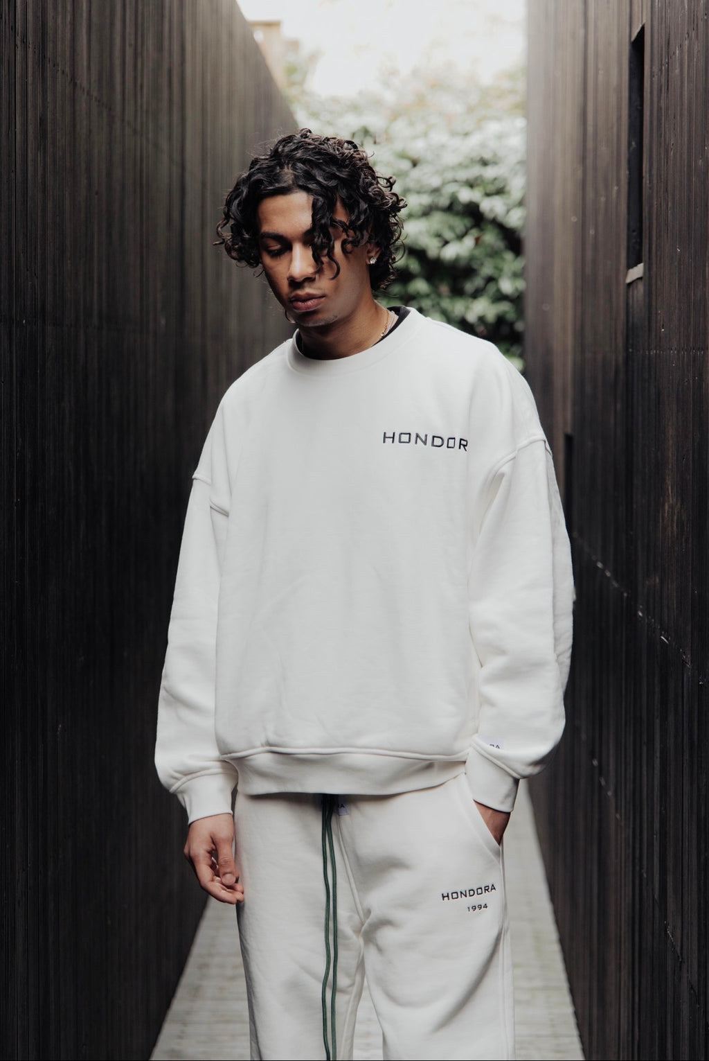 CLASSIC WHITE CREW NECK