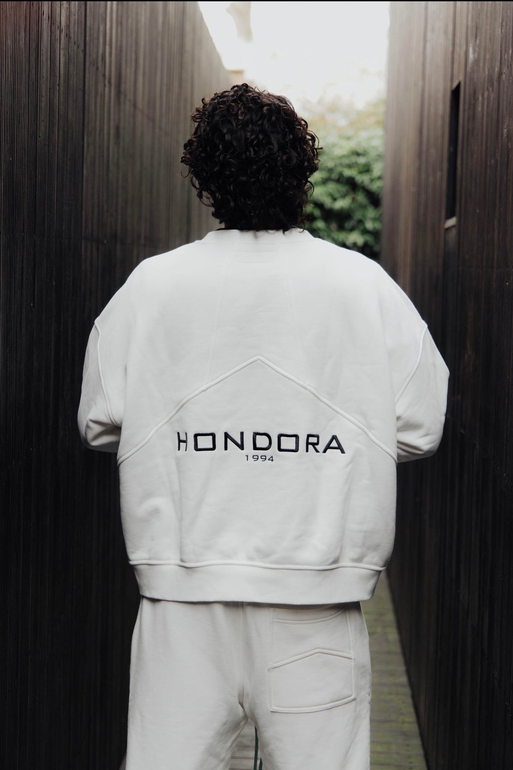 CLASSIC WHITE CREW NECK