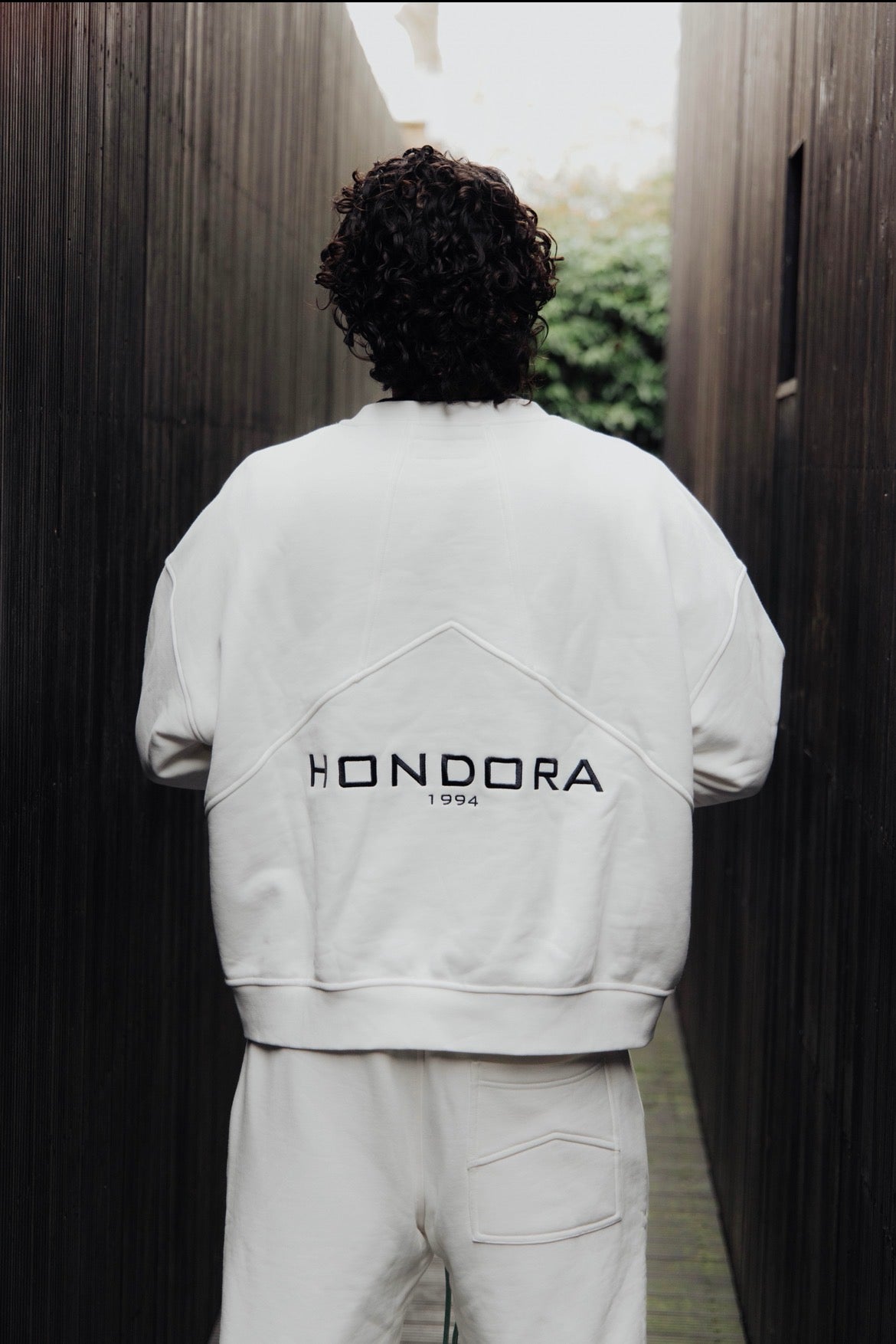 CLASSIC WHITE CREW NECK